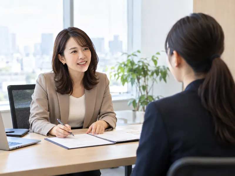 面接で候補者と話す採用担当者