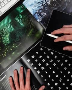 クリエイティブなワークスペースでデザイン作業に集中するデザイナー